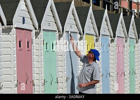 Strandhütten, die während der schönen, trockenen Tage im Lyme Regis East Devon gestrichen wurden. Bildnachweis Robert Timoney/Alamy/LiveNews. Stockfoto