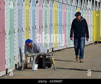 Strandhütten, die während der schönen, trockenen Tage im Lyme Regis East Devon gestrichen wurden. Bildnachweis Robert Timoney/Alamy/LiveNews. Stockfoto