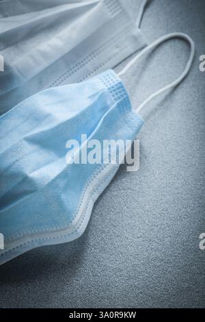 Sterile Einweg-Gesichtsmasken auf grauem Hintergrund Stockfoto