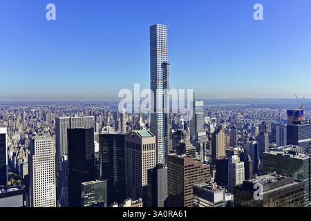 Rockefeller Center Aussichtsplattform, moderne Skyline dominiert von schlanken, hohen Gebäuden unter blauem Himmel, Manhattan, New York City, New York, USA, Nein Stockfoto