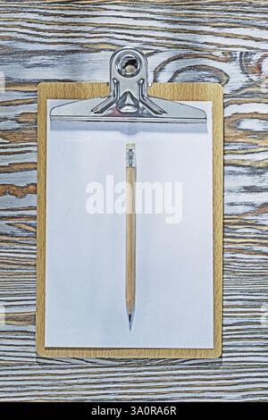 Schreibstift aus Klemmbrett auf Holzbrett, Draufsicht Stockfoto