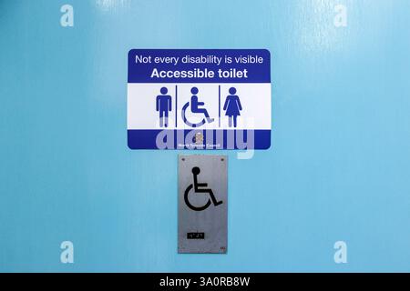 Inklusivschild auf der barrierefreien Toilettentür in Whitley Bay, tyne & Wear, großbritannien „Not Every Disability is visible“ Stockfoto