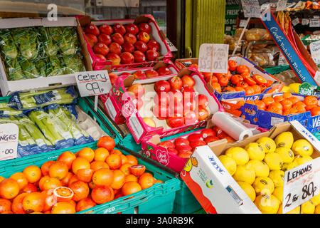 Nahaufnahme von Kisten mit Avocados Orangen Kartoffeln Obst und Gemüse an einem Verkaufsstand in einem Obstladen in Whitley Bay, tyne & Wear, Stockfoto