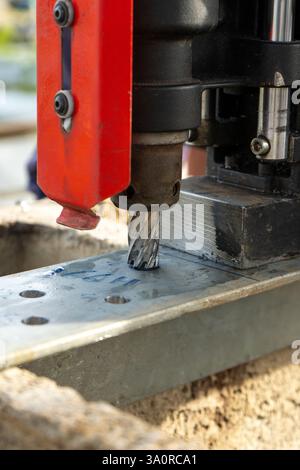 Industrielle Bohrmaschine – präzise Metallbearbeitung in Aktion Stockfoto