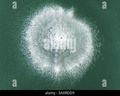 Brunnen im La Noria Golf Resort. Luftaufnahme. Drohnenaufnahme. Provinz Malaga, Andalusien, Spanien, Europa Stockfoto