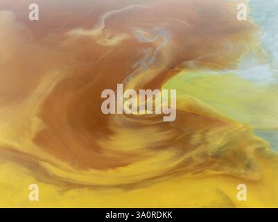 Abfallteich im mineralreichen Gebiet der Minen von Rio Tinto. Die Farbe wird durch oxidierte Eisenmineralien verursacht. Luftaufnahme. Drohnenaufnahme. Provinz Huelva, Stockfoto