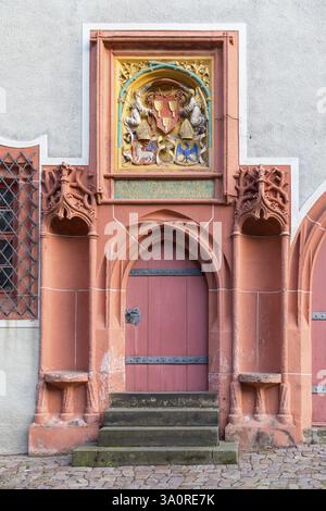 Historisches Spitzbogenportal mit Sitznischen und Wappen beim Dompropstamt am Albrechtsburger Domplatz, Meißen, Sachsen Stockfoto