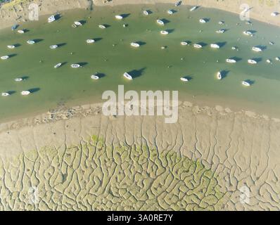 Fischerboote im Fluss Carreras und im angrenzenden Marschland bei Ebbe. Luftaufnahme. Drohnenaufnahme. Provinz Huelva, Andalusien, Spanien, Europa Stockfoto