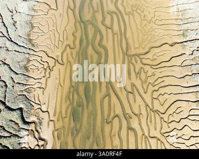 Netzwerk von Kanälen und Strömen bei Ebbe. Im Marschland neben dem Fluss Odiel. Luftaufnahme. Drohnenaufnahme. Provinz Huelva, Andalusien, Spanien Stockfoto