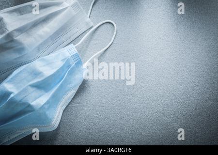 Sterile Einweg-Gesichtsmasken auf grauem Hintergrund Stockfoto