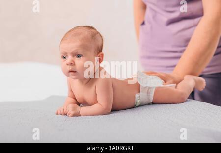 Ein Arzt untersucht ein Neugeborenes während einer Routine-Untersuchung in einer medizinischen Klinik, um die Gesundheit und das Wohlbefinden des Babys zu gewährleisten. Stockfoto