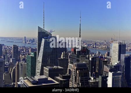 Rockefeller Center Aussichtsplattform, Blick auf moderne Wolkenkratzer in New York City unter einem klaren blauen Himmel, Manhattan, New York City, New York, USA, Nort Stockfoto
