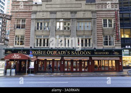 Midtown Manhattan, New York City, New York, USA, Nordamerika, Rosie O'Grady's Saloon mit klassischer Ziegelfassade und urbaner Atmosphäre, Manhattan, NOR Stockfoto