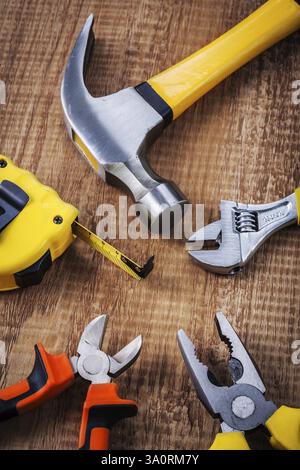 Klauenhammer Bandzange Zangenschlüssel auf Vintage-Holzbrett Stockfoto