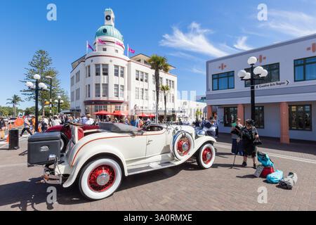 Ein klassischer Studebaker-Wagen aus dem Jahr 1930 vor dem „Dome“, einem historischen Art déco-Gebäude in Napier, Neuseeland. Fotografiert während des Art Deco Festivals Stockfoto