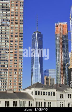 Das One World Trade Center steht im Gegensatz zu den kleineren umliegenden Gebäuden am East River, Manhattan, Brooklyn, New York City, New York, USA, Stockfoto