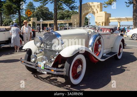 Ein Studebaker President Eight Roadster aus dem Jahr 1930, der während des jährlichen Art Deco Festivals in Napier, Neuseeland, ausgestellt wird Stockfoto