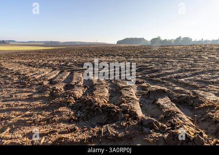 Spuren von Traktoren und anderen landwirtschaftlichen Maschinen auf dem Boden Stockfoto