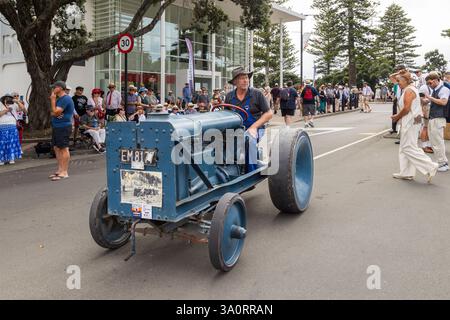 Ein 1954 Clark Gabelstapler auf einer Straße in Napier, Neuseeland, eines der Oldtimer, die während des jährlichen Art Deco Festivals ausgestellt werden Stockfoto