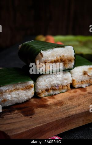 Traditionelle Lemper (indonesische Reisrolle) auf einem hölzernen Schneidebrett Stockfoto