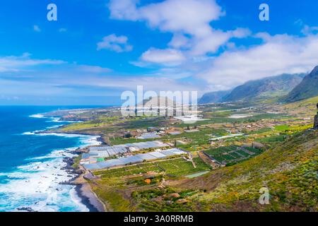 Panoramablick auf das Buenavista del Norte-Tal mit vulkanischem Krater in der Mitte und Teno-Bergen auf der rechten Seite, Teneriffa, Kanarische Insel, Spanien Stockfoto