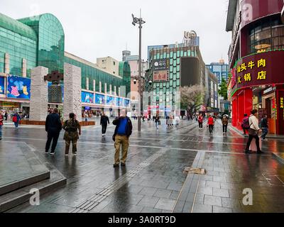 Shenzhen, China - 5. März 2025 : die Fußgängerzone Dong Men ist voll von Menschen, die einkaufen und Essen von verschiedenen Händlern und Restaurants genießen Stockfoto