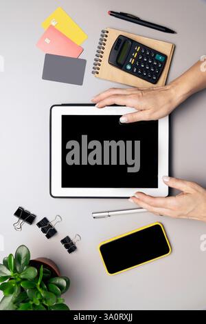 Gestresste junge Frau, die monatliche Hauskosten, Steuern, Bankkontensaldo und Zahlung von Kreditkartenrechnungen berechnet, Einkommen ist nicht genug für Ausgaben. Stockfoto