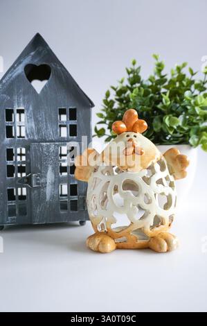 Die Osterdekoration auf dem Tisch ist nah dran. Osterhintergrund. Stockfoto