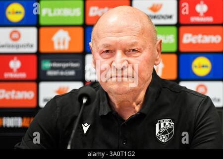 Pilsen, Tschechische Republik. März 2025. Cheftrainer Miroslav Koubek nimmt am 5. März 2025 an einer Pressekonferenz von Viktoria Plzen vor der UEFA Europa League Teil. Quelle: Miroslav Chaloupka/CTK Photo/Alamy Live News Stockfoto