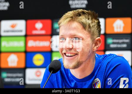 Pilsen, Tschechische Republik. März 2025. Mittelfeldspieler Lukas Cerv nimmt an einer Pressekonferenz von Viktoria Plzen vor der UEFA Europa League Teil, das Halbfinalspiel des FC Viktoria Plzen gegen Latium am 5. März 2025 in Pilsen (Tschechische Republik). Quelle: Miroslav Chaloupka/CTK Photo/Alamy Live News Stockfoto
