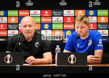 Pilsen, Tschechische Republik. März 2025. Cheftrainer Miroslav Koubek (links) und Mittelfeldspieler Lukas Cerv (rechts) nehmen am 5. März 2025 an einer Pressekonferenz von Viktoria Plzen vor der UEFA Europa League Teil. Quelle: Miroslav Chaloupka/CTK Photo/Alamy Live News Stockfoto