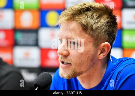 Pilsen, Tschechische Republik. März 2025. Mittelfeldspieler Lukas Cerv nimmt an einer Pressekonferenz von Viktoria Plzen vor der UEFA Europa League Teil, das Halbfinalspiel des FC Viktoria Plzen gegen Latium am 5. März 2025 in Pilsen (Tschechische Republik). Quelle: Miroslav Chaloupka/CTK Photo/Alamy Live News Stockfoto
