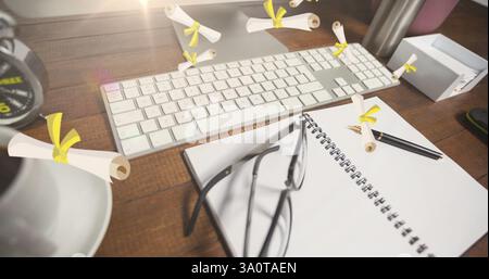 Mit der Graduierung wird das Bild mit Tastatur, Notebook und Brille über den Schreibtisch geschoben Stockfoto