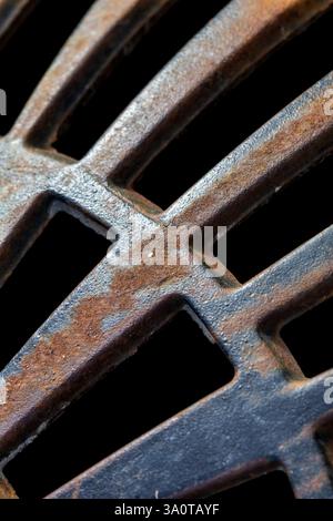 Nahaufnahme von rostigen Metallgittern, die ihre alte Textur und ihr kompliziertes Korrosionsmuster zeigen Stockfoto