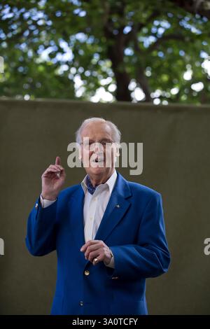 Britischen Radio- und TV Moderatorin und Unterhaltung Persönlichkeit Nicholas Parsons, abgebildet auf dem Edinburgh International Book Festival, wo er über sein neues Buch über seine lang andauernde Radioshow sprach, mit dem Titel "Just A Minute". Die drei-Wochen-Veranstaltung ist der weltweit größte Literaturfestival und findet während des jährlichen Edinburgh Festival. Die 2014 Veranstaltung vorgestellten Vorträge und Präsentationen von mehr als 500 Autoren aus der ganzen Welt und war die 31. Auflage des Festivals. Stockfoto
