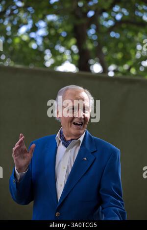Britischen Radio- und TV Moderatorin und Unterhaltung Persönlichkeit Nicholas Parsons, abgebildet auf dem Edinburgh International Book Festival, wo er über sein neues Buch über seine lang andauernde Radioshow sprach, mit dem Titel "Just A Minute". Die drei-Wochen-Veranstaltung ist der weltweit größte Literaturfestival und findet während des jährlichen Edinburgh Festival. Die 2014 Veranstaltung vorgestellten Vorträge und Präsentationen von mehr als 500 Autoren aus der ganzen Welt und war die 31. Auflage des Festivals. Stockfoto