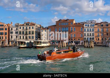 Venedig, IT - 12. Oktober 2024: Häuser am Canal Grande Stockfoto