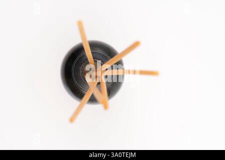 Aroma-Diffusor-Glasflasche mit Schilfstäben isoliert auf weißem Hintergrund Stockfoto