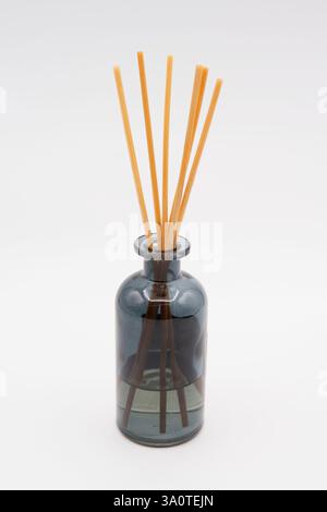 Aroma-Diffusor-Glasflasche mit Schilfstäben isoliert auf weißem Hintergrund Stockfoto