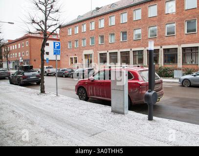 LADESTATION für Elektroautos in der Stadtstraße i Katrineholm Schweden Stockfoto