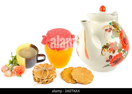 Porzellan Teekanne, Honig, Milchtee und Kekse isoliert auf weißem Hintergrund. Collage. Freier Platz für Text. Stockfoto