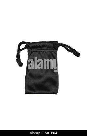 Schwarze Kordelzugtasche, kleine schwarze Stofftasche mit Kordelzug, isoliert auf weißem Hintergrund, zur Aufbewahrung kleiner Gegenstände oder Geschenke, einfach und elega Stockfoto