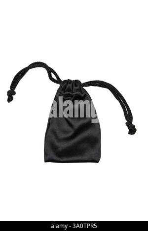 Schwarze Kordelzugtasche, kleine schwarze Stofftasche mit Kordelzug, isoliert auf weißem Hintergrund, zur Aufbewahrung kleiner Gegenstände oder Geschenke, einfach und elega Stockfoto