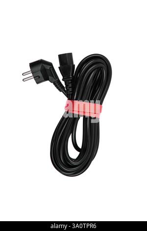 Ein schwarzes Spiralkabel mit einem europäischen Stecker und einem C13-Steckverbinder, gesichert mit einem roten Band, isoliert auf weißem Hintergrund, geeignet für Elektronik Stockfoto