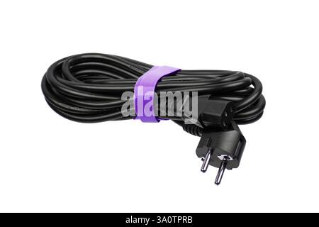 Ein schwarzes Netzkabel mit europäischem Stecker und C13-Anschluss, gewickelt und mit einem violetten Band gesichert, isoliert auf weißem Hintergrund, ideal für elektronische Geräte Stockfoto