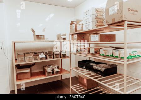 Sankt Petersburg, Russland, 30. Juni 2021, Lagerraum für Paletten mit Gemüse und Obst, Speiseraum in einem Café und Restaurant Stockfoto