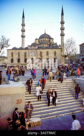 Türkei, Istanbul. Menschen vor der Neuen Moschee (Yeni Camii). Stockfoto
