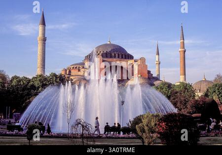 Türkei, Istanbul. Brunnen vor der Hagia Sophia Moschee. Stockfoto