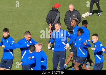 Pilsen, Tschechische Republik. März 2025. Viktoria Plzen Spielertraining vor der UEFA Europa League, Halbfinale Eröffnungsspiel: FC Viktoria Plzen gegen Latium, in Pilsen, Tschechien, am 5. März 2025. Der Trainer Miroslav Koubek ist hinten rechts. Quelle: Miroslav Chaloupka/CTK Photo/Alamy Live News Stockfoto