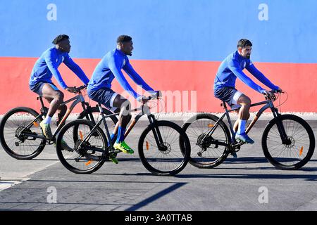 Pilsen, Tschechische Republik. März 2025. Von links: Prinz Adu, Rafiu Durosinmi und Amar Memic kommen zu einem Training der Plzen-Spieler vor der UEFA Europa League, Halbfinale Eröffnungsspiel: FC Viktoria Plzen gegen Lazio, am 5. März 2025 in Pilsen, Tschechische Republik. Quelle: Miroslav Chaloupka/CTK Photo/Alamy Live News Stockfoto